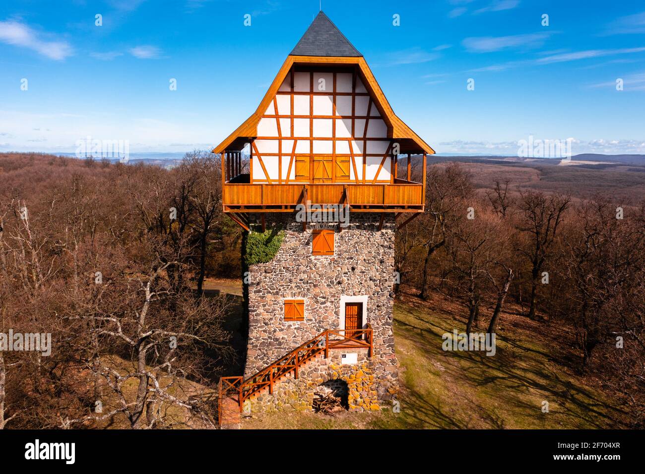 Buják, Hongrie - vue aérienne de la célèbre tour d'observation de Sasbérc qui est le point le plus élevé de la montagne de Cserhát. Le nom hongrois est Sasbérci kilátó. Banque D'Images