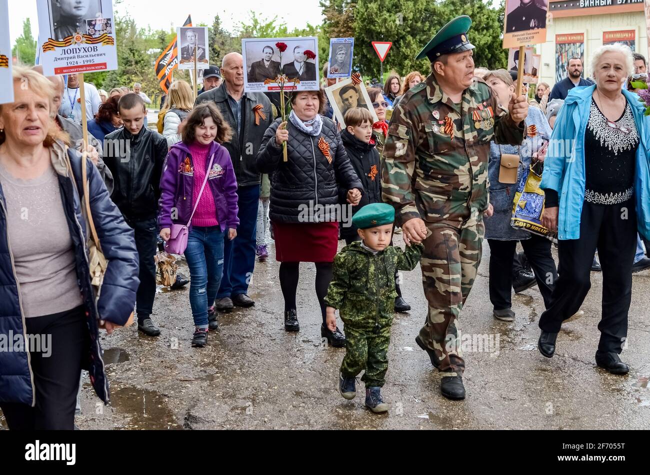 Kerch, Russie 05 09 2019 : Parade jour de la victoire. Les gens participent à l'action patriotique Immortal Regiment. Ils tiennent des portraits de personnes qui Banque D'Images