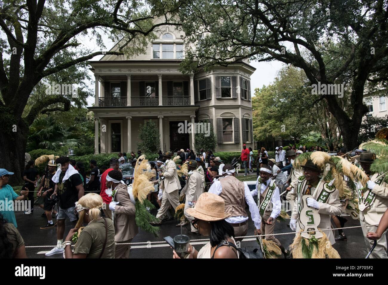 Jeunes hommes Olympiens, New Orleans social Aid and Pleasure Club second Line (Secondline) Parade danseurs sur second Line dimanche. La Nouvelle-Orléans, Louisiane. Banque D'Images
