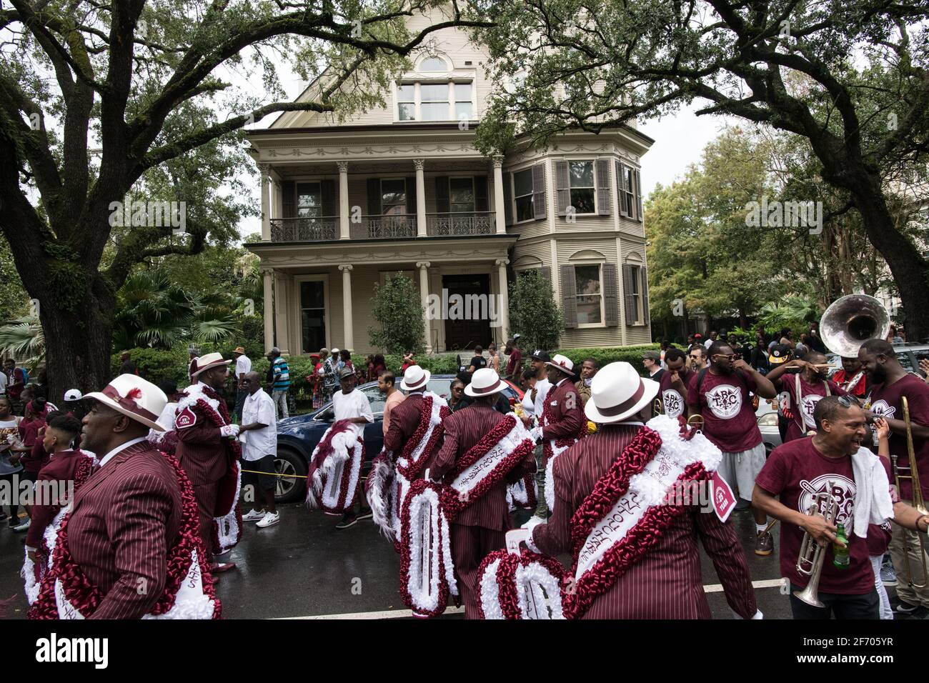 Jeunes hommes Olympiens, New Orleans social Aid and Pleasure Club second Line (Secondline) Parade danseurs sur second Line dimanche. La Nouvelle-Orléans, Louisiane. Banque D'Images