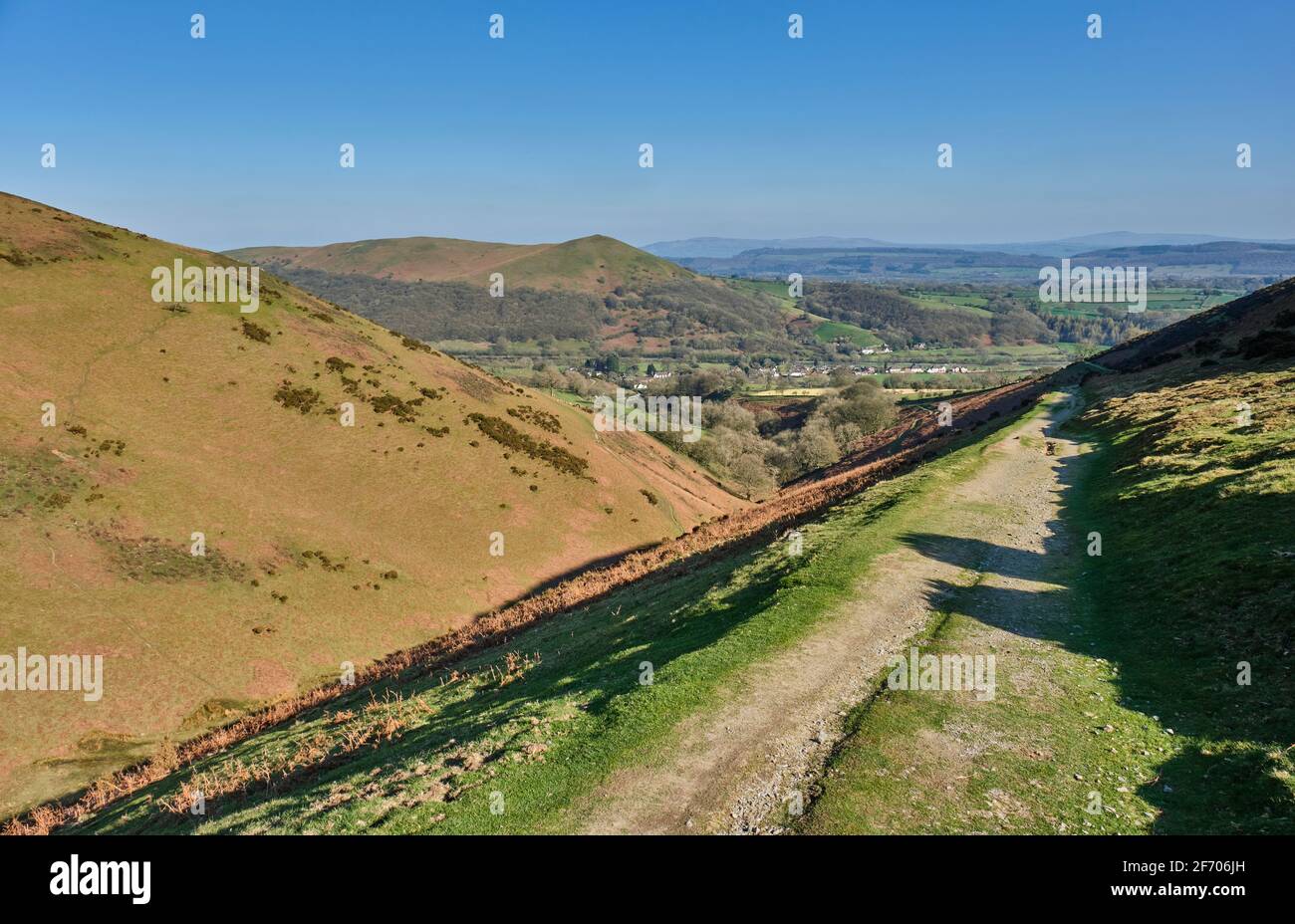 Le chemin le long de Small Batch, en regardant vers Ragleth Hill et Little Stretton, sur le long Mynd, Church Stretton, Shropshire. Banque D'Images