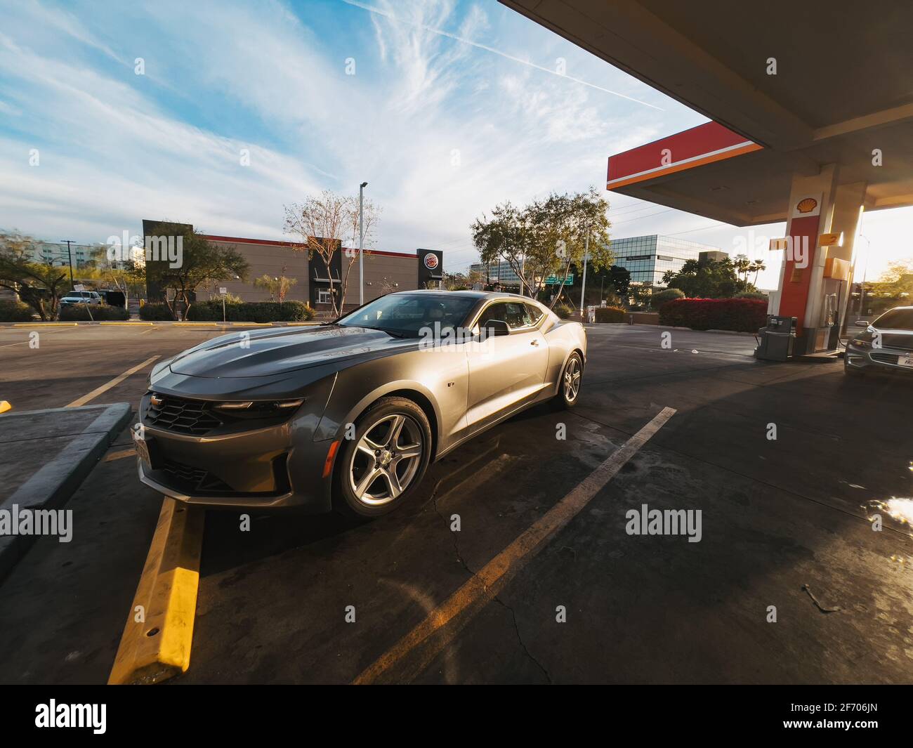Une Camaro 2020 de Chevrolet garée à une station-service en fin d'après-midi à Phoenix, Arizona, États-Unis d'Amérique Banque D'Images
