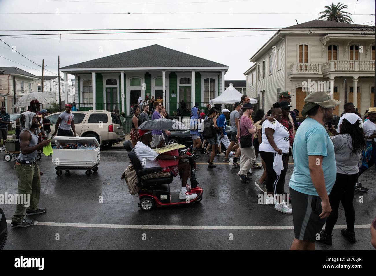 Jeunes hommes Olympiens, New Orleans social Aid and Pleasure Club second Line (Secondline) Parade danseurs sur second Line dimanche. La Nouvelle-Orléans, Louisiane. Banque D'Images