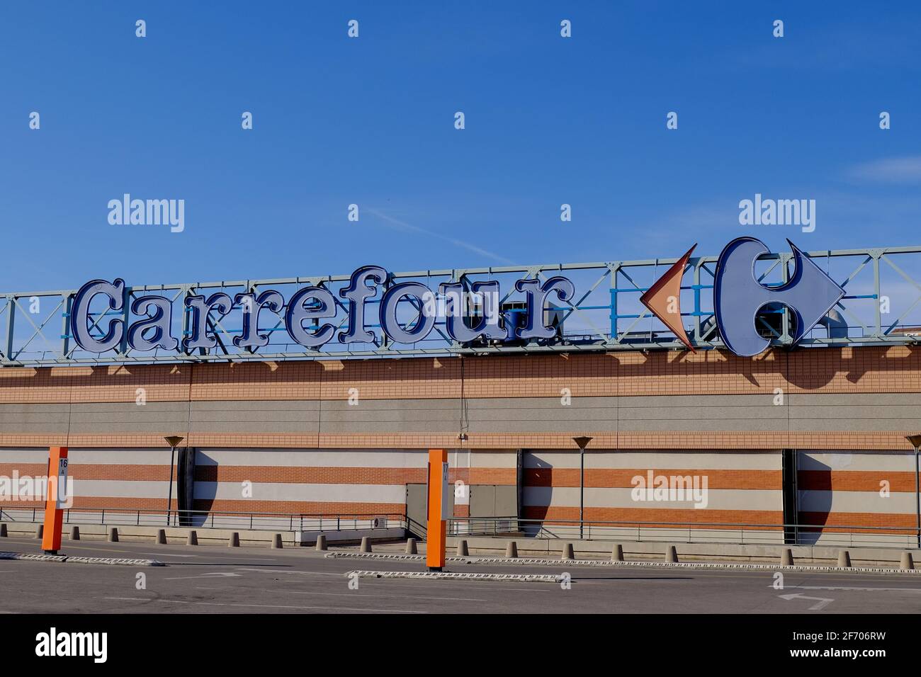 Marseille, France. 13 mars 2021. Logo de l'hypermarché Carrefour vu pendant la grève.la CGT, Confédération générale du travail (Confédération générale du travail) et CFDT Confédération française démocratique du travail (Confédération française démocratique du travail) Les syndicats des hypermarchés de Carrefour France ont lancé une grève nationale pour exiger de meilleures conditions de travail et une augmentation des salaires. (Photo de Denis Taust/SOPA Images/Sipa USA) crédit: SIPA USA/Alay Live News Banque D'Images