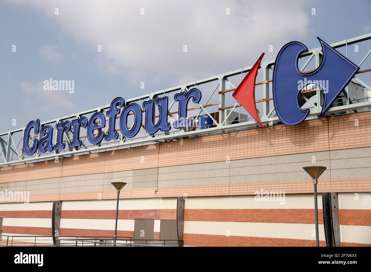 Marseille, France. 30 mars 2021. Logo de l'hypermarché Carrefour vu pendant la grève.la CGT, Confédération générale du travail (Confédération générale du travail) et CFDT Confédération française démocratique du travail (Confédération française démocratique du travail) Les syndicats des hypermarchés de Carrefour France ont lancé une grève nationale pour exiger de meilleures conditions de travail et une augmentation des salaires. (Photo de Denis Taust/SOPA Images/Sipa USA) crédit: SIPA USA/Alay Live News Banque D'Images