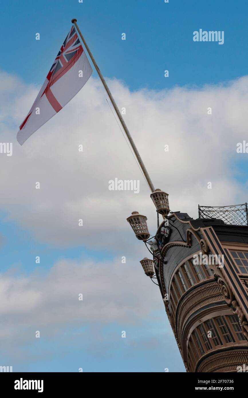 Un drapeau Ensign blanc volant de HMS Victory à Portsmouth Chantier naval historique Banque D'Images