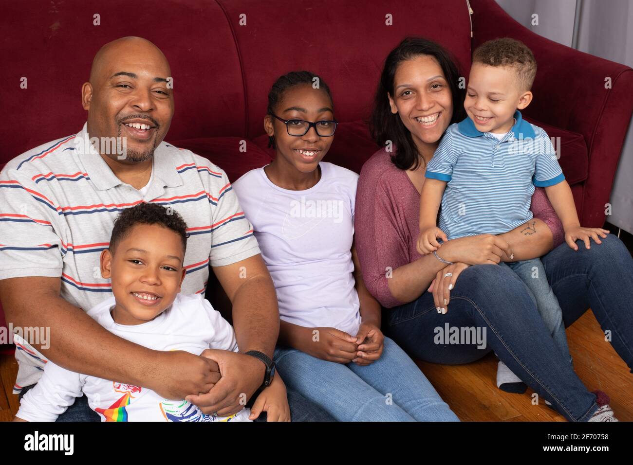 Famille Mixte A La Maison Couple Marie Au Debut Des Annees 40 Fille De 12 Ans Garcon De 7 Ans Et Garcon De 3 Ans Photo Stock Alamy