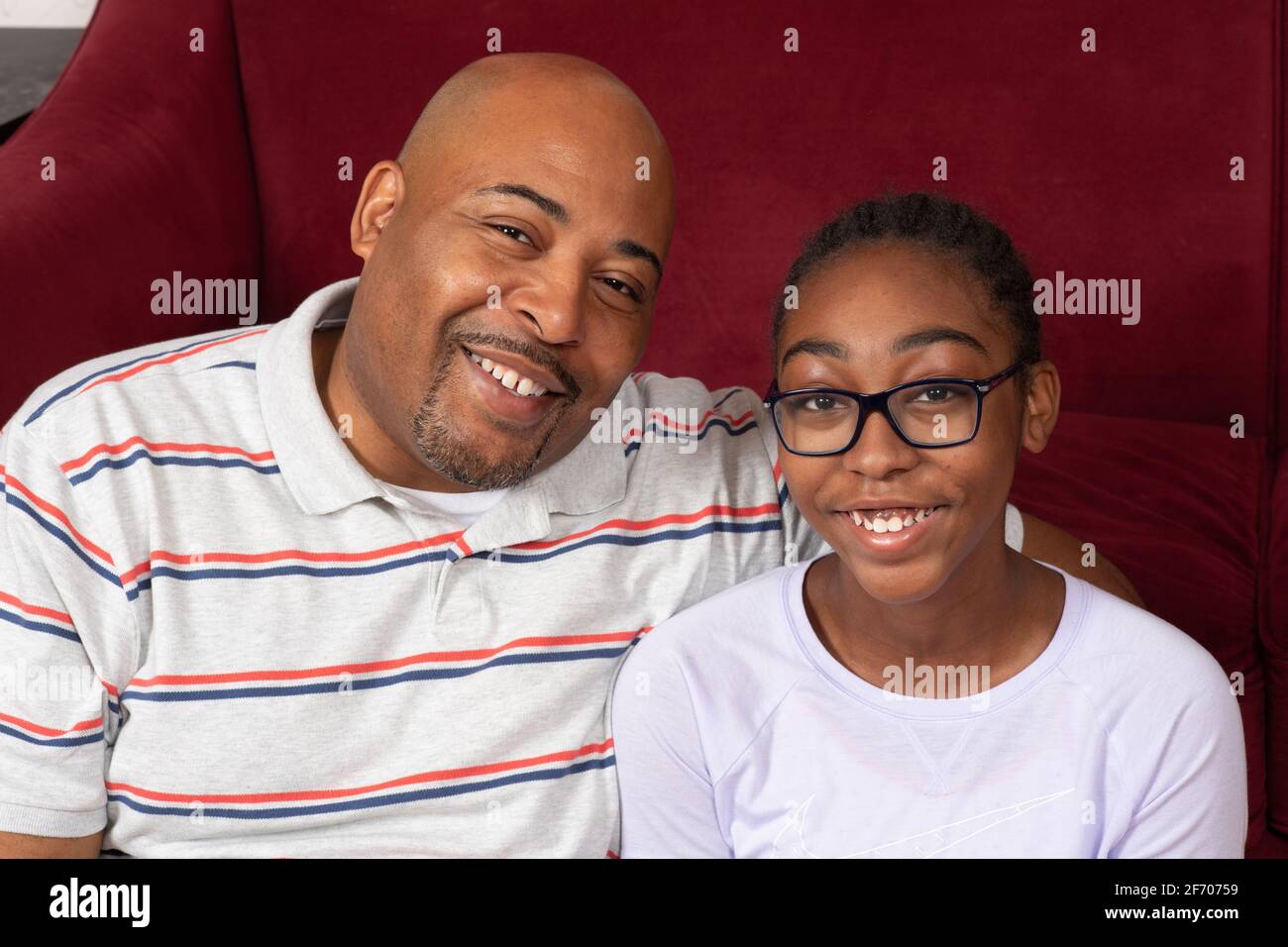 Père posant avec sa fille de 12 ans Banque D'Images