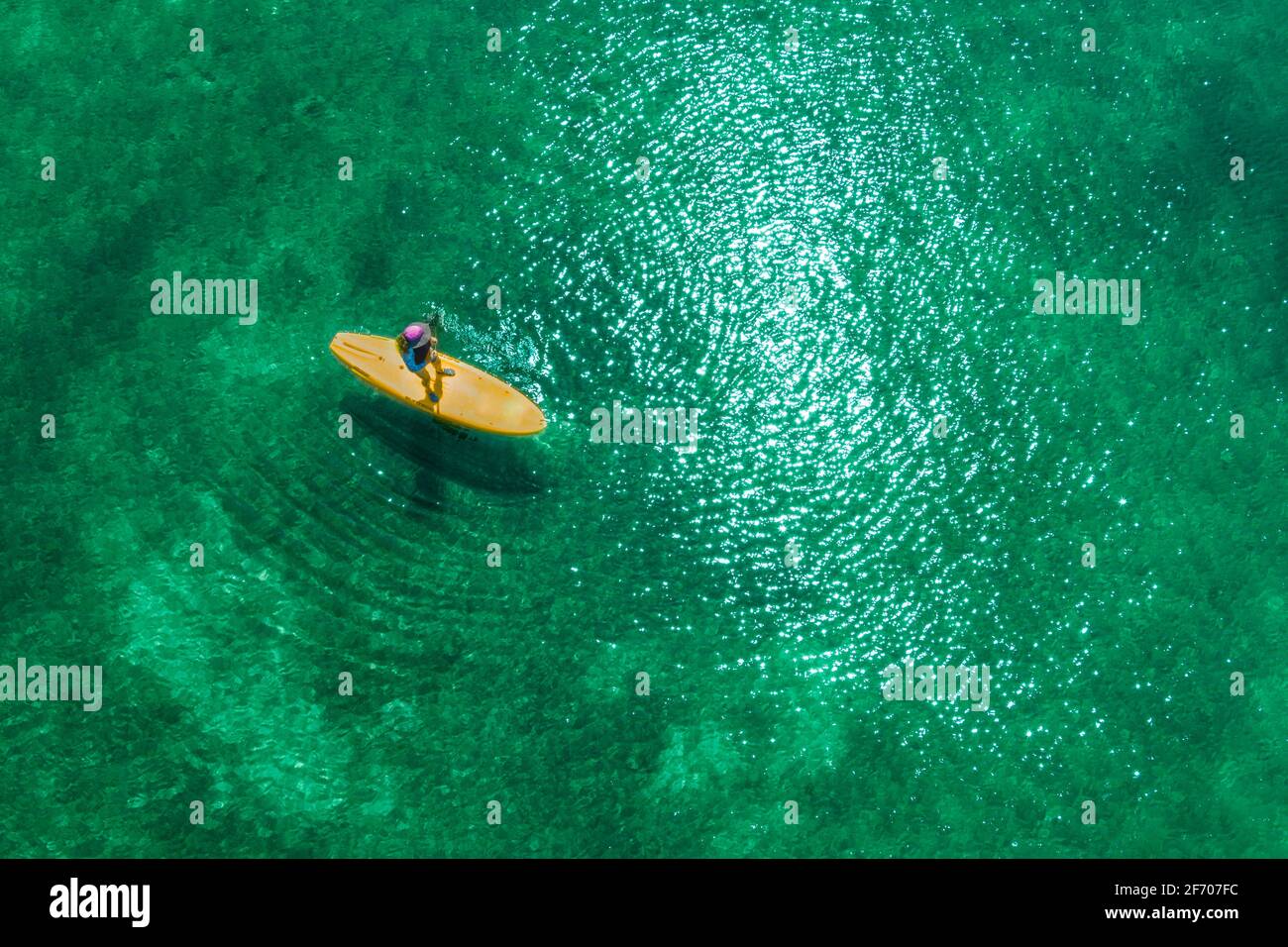 Vue aérienne de la femme debout paddle-board, Key Largo, Floride, États-Unis Banque D'Images