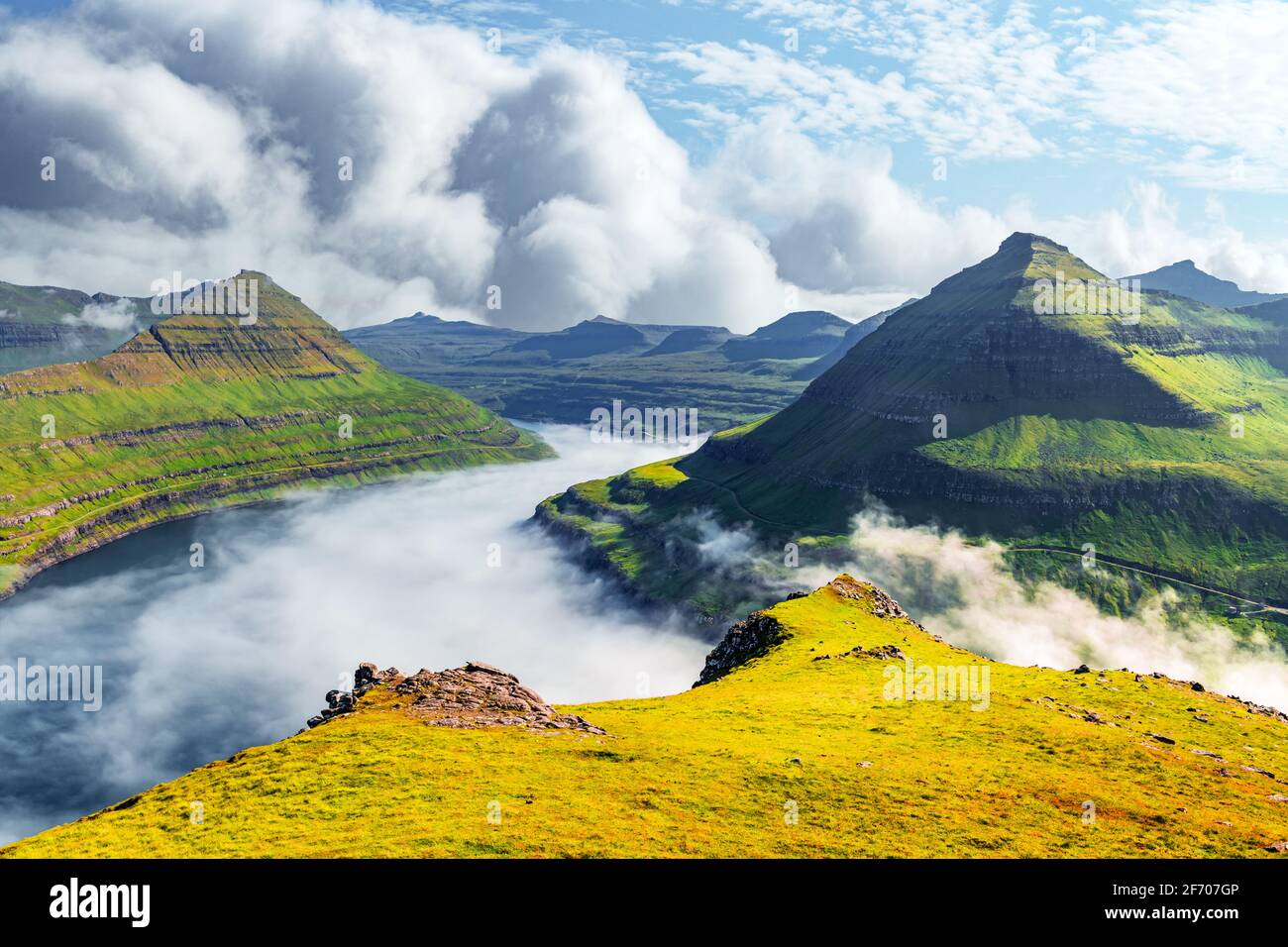 Panorama sur les majestueux fjords ensoleillés de Funningur, île d'Eysturoy, îles Féroé. Photographie de paysage Banque D'Images