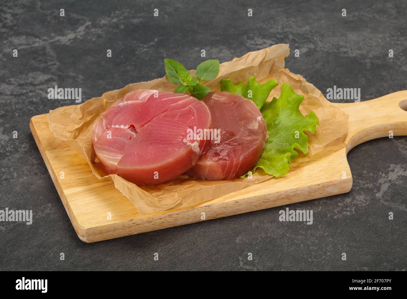 Raw tuna steak ronde prêt pour grill Banque D'Images