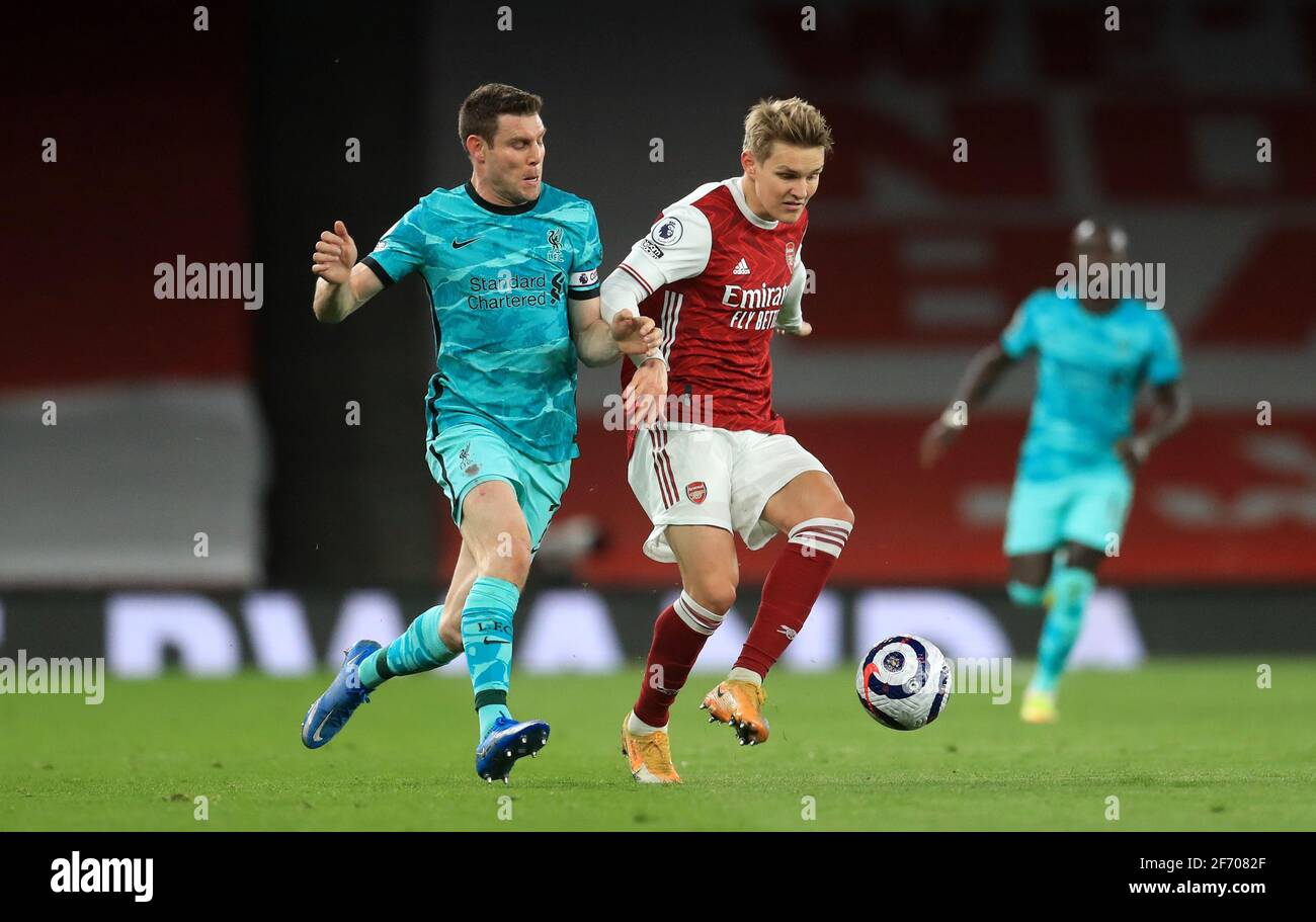 Martin Odegaard d'Arsenal (à droite) et James Milner de Liverpool (à gauche) se battent pour le ballon lors du match de la Premier League au stade Emirates, Londres. Date de publication : samedi 3 avril 2021. Banque D'Images