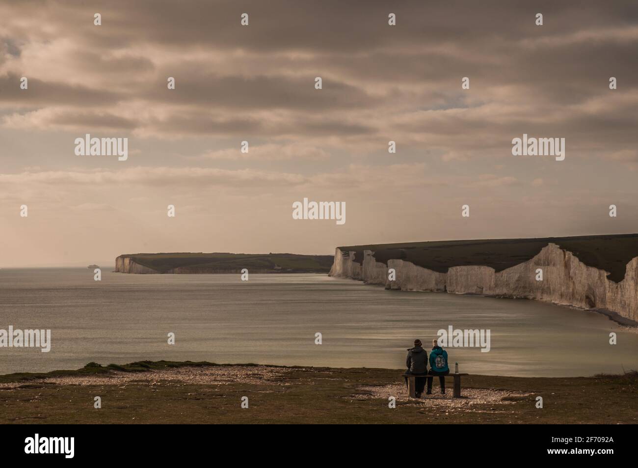 Birling Gap, Eastbourne, East Sussex, Royaume-Uni. 3 avril 2021. Couple profiter de la vue. Vent d'ouest du nord plus froid sur le sommet de la falaise. Mer calme en dessous protégé du vent. Une explosion plus froide de la prévision North ID avec la possibilité de averses de neige et de luge. Crédit : David Burr/Alay Live News Banque D'Images