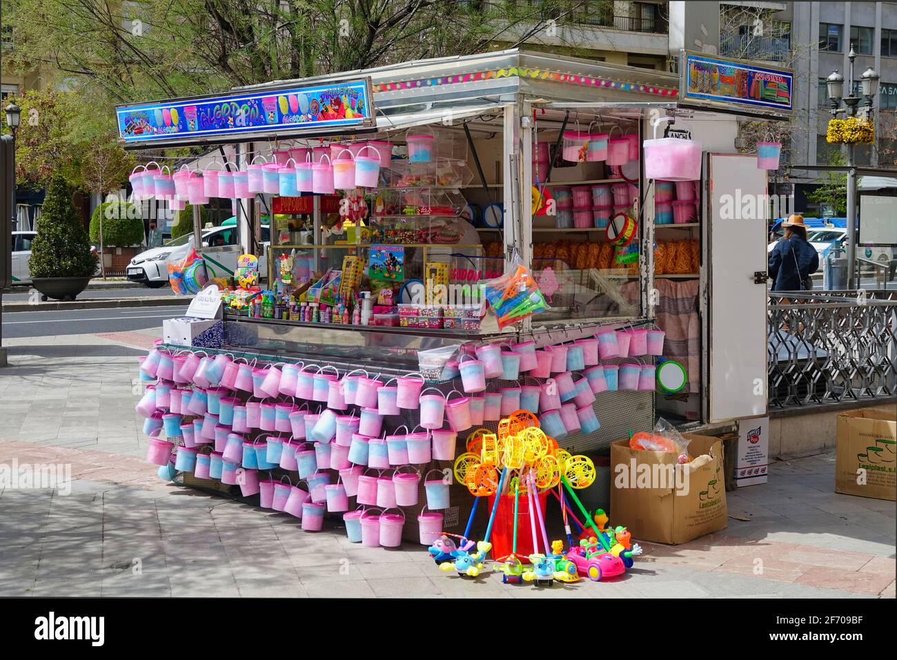 Kiosque de rue à Grenade (Espagne) vendant divers bonbons colorés  (chewing-gum, chocolats, bonbons en coton...) et jouets Photo Stock - Alamy