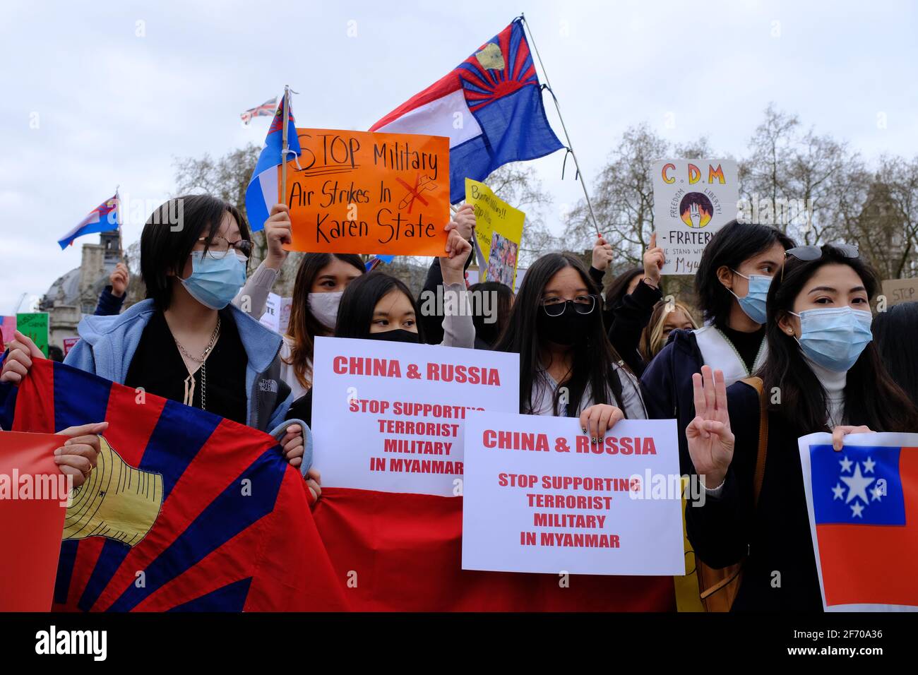 LONDRES - 3 AVRIL 2021 : des manifestants sur la place du Parlement contre le coup d'État militaire chinois et russe ont soutenu le Myanmar Birmanie. Banque D'Images