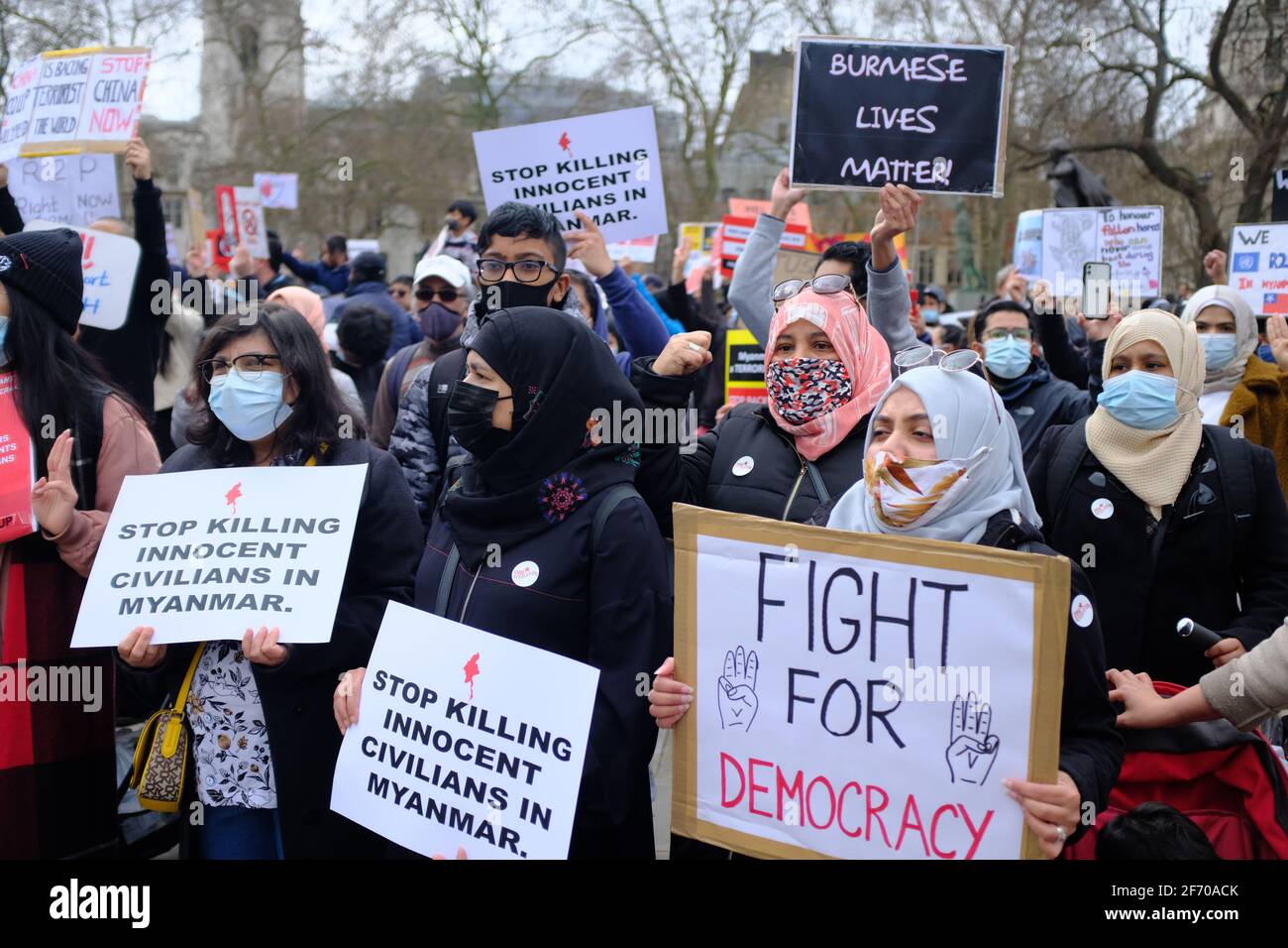 LONDRES - 3 AVRIL 2021 : des manifestants sur la place du Parlement contre le coup d'État militaire chinois et russe ont soutenu le Myanmar Birmanie. Banque D'Images