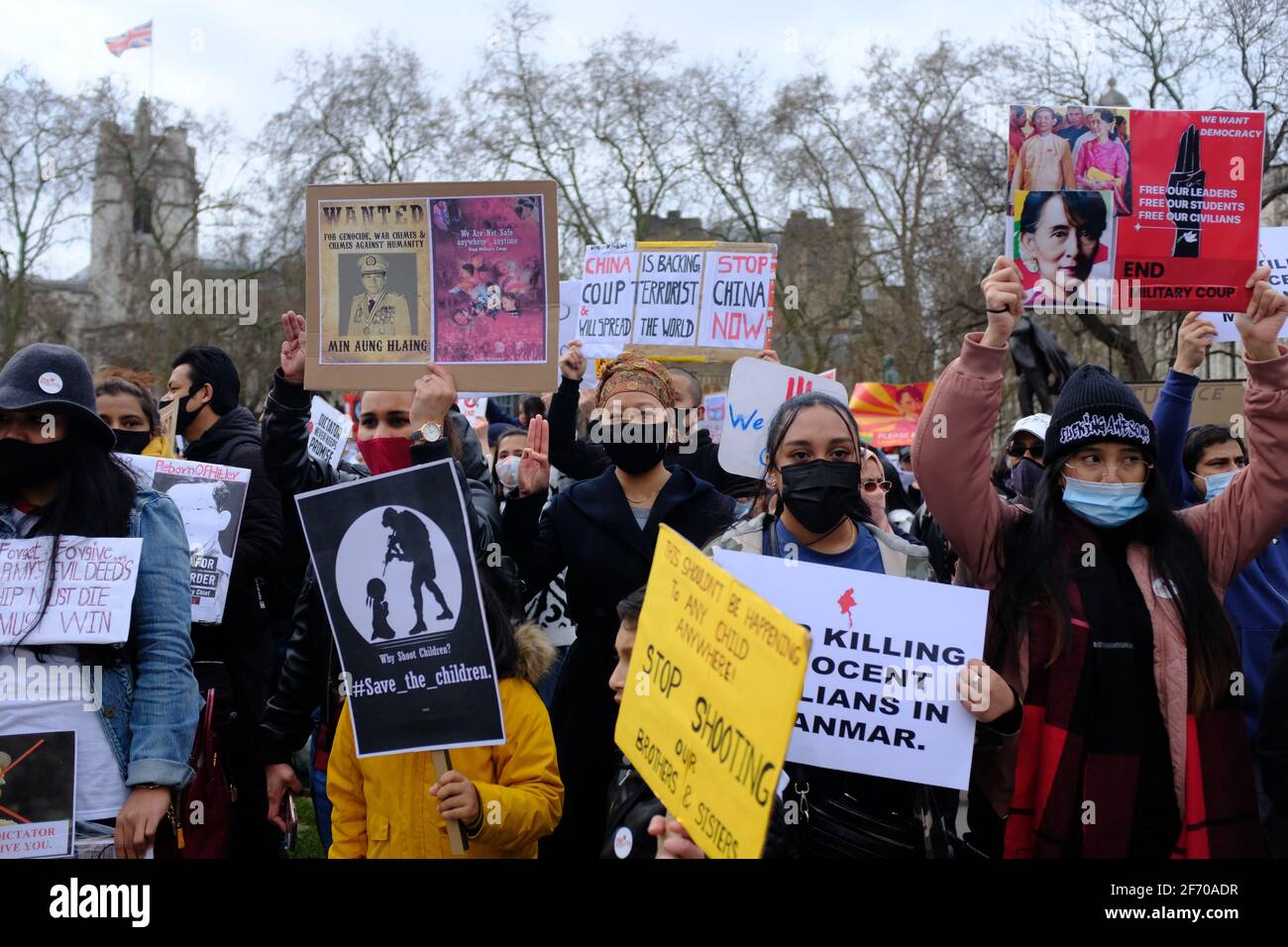 LONDRES - 3 AVRIL 2021 : des manifestants sur la place du Parlement contre le coup d'État militaire chinois et russe ont soutenu le Myanmar Birmanie. Banque D'Images