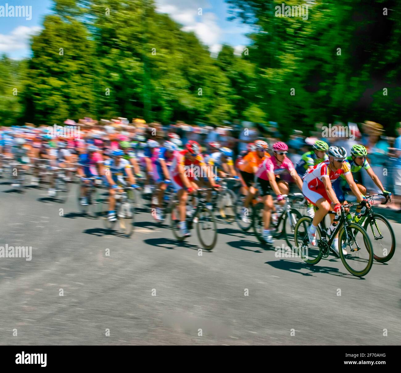 Le peleton principal du Tour de France, qui traverse la campagne du Kent en 2007. Banque D'Images