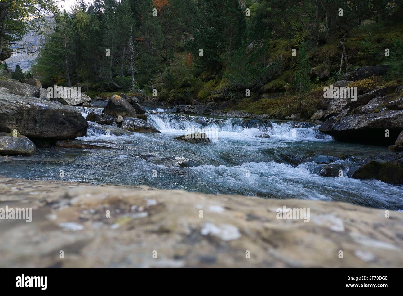 Cascade de Grada de Soaso dans le parc national d'Ordesa y Monte Perdido, dans les Pyrénées aragonaises, situé à Huesca, en Espagne. Vue Banque D'Images