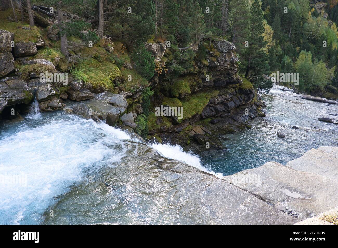 Cascade de Grada de Soaso dans le parc national d'Ordesa y Monte Perdido, dans les Pyrénées aragonaises, situé à Huesca, en Espagne. Vue Banque D'Images