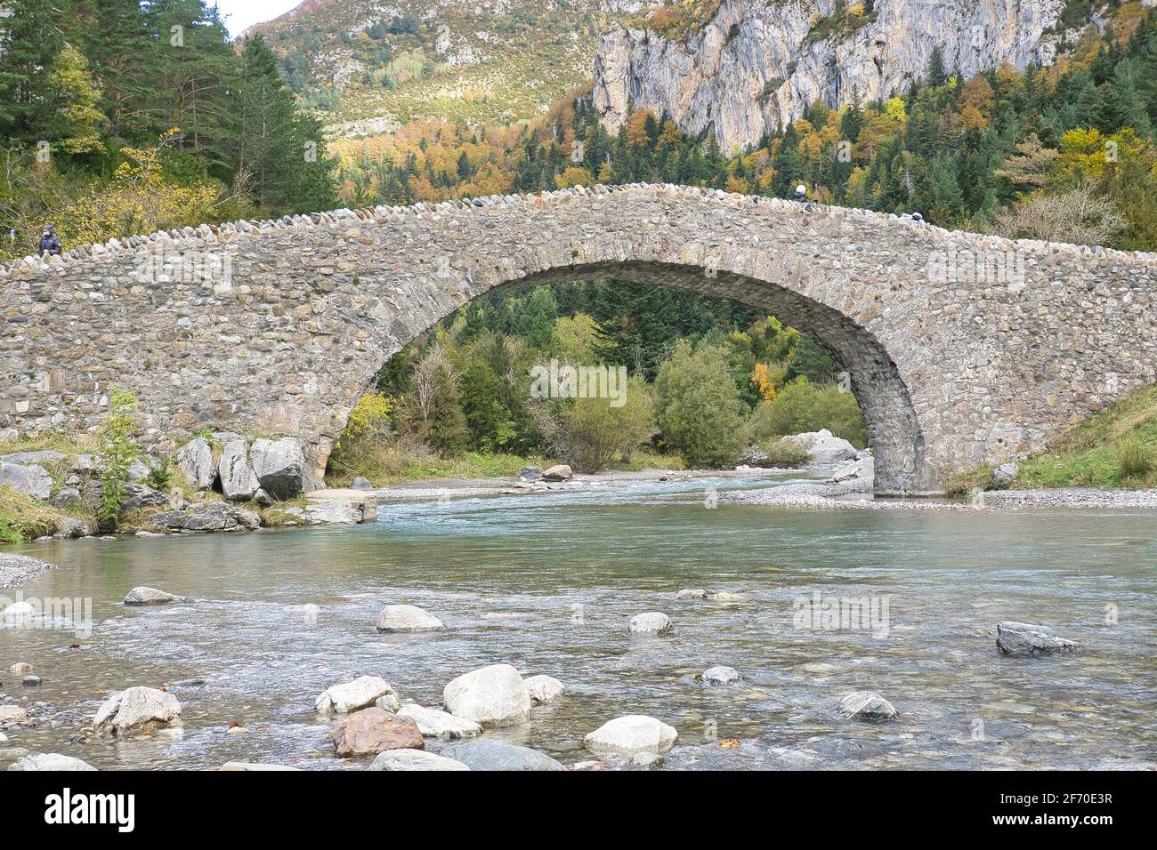 Pont romain dans la vallée de Bujaruelo, dans les Pyrénées aragonaises, situé à Huesca, Espagne. Vue Banque D'Images