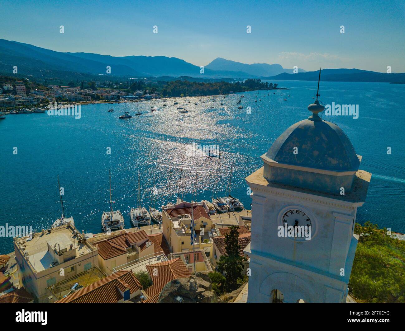 Vue aérienne de la chapelle de l'île de Poros. La Grèce en été Banque D'Images