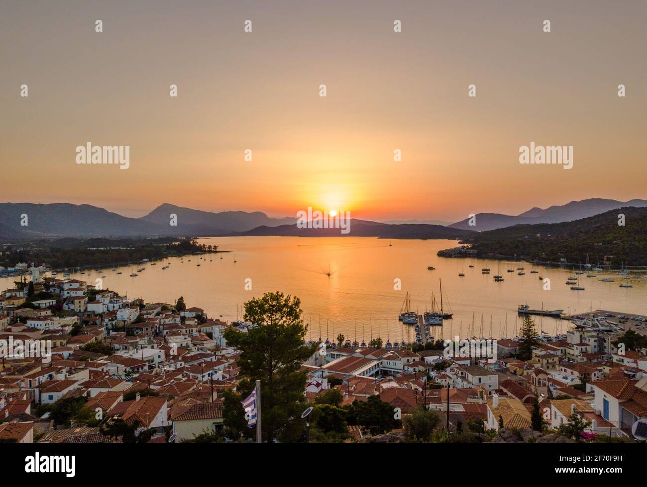 Vue aérienne de l'église de montagne Kastro et de la ville sur l'île de Poros au coucher du soleil. La Grèce en été Banque D'Images