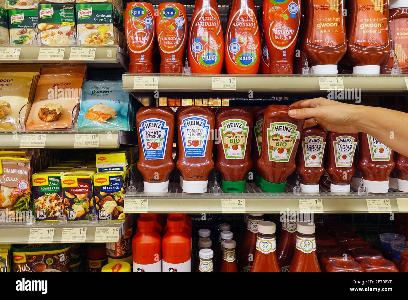 Gamme de produits de ketchup dans une boutique Banque D'Images