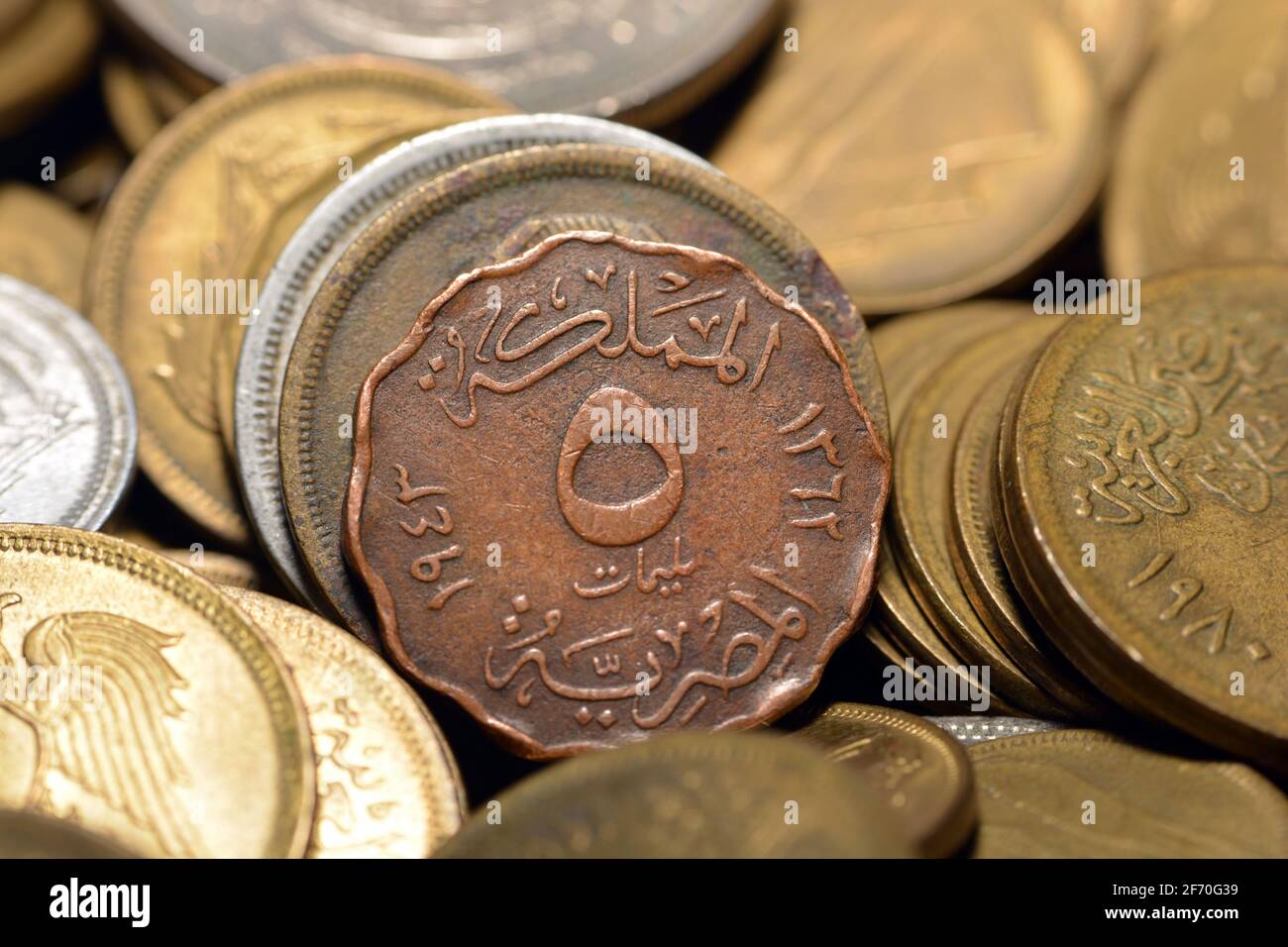 Cinq millièmes pièce 1943, vieux argent égyptien de 5 millièmes pièce la monnaie du royaume d'Égypte à l'époque du roi Farouk I d'Égypte et du Soudan Banque D'Images