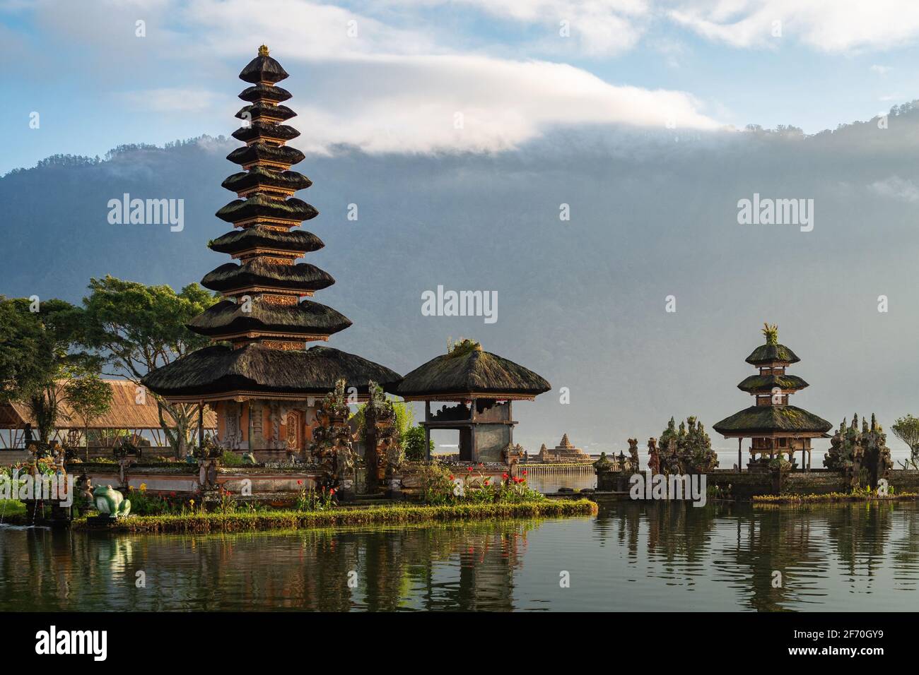 Pura Ulun Danu Beratan temple sur les rives du lac Bratan près de Bedugul dans le nord de Bali, Indonésie. Banque D'Images