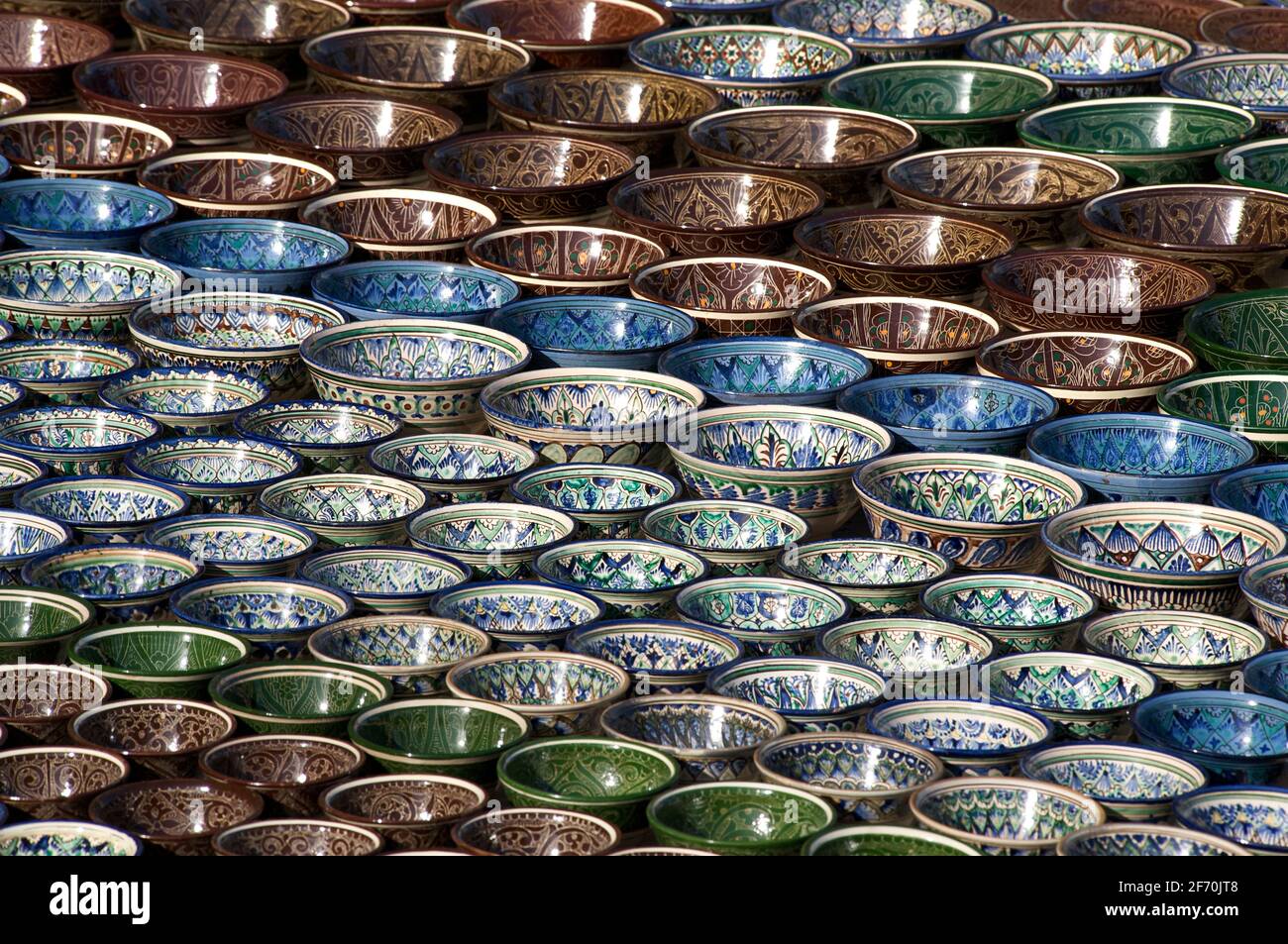 Sélection de céramiques à un marché de rue, Boukhara, Ouzbékistan Banque D'Images