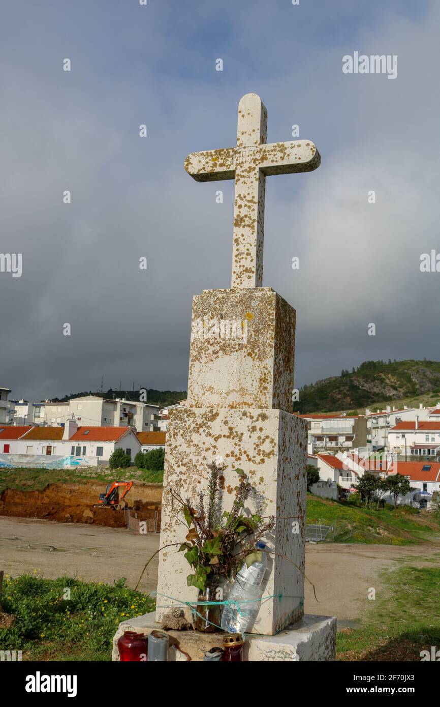 Croix sur la colline calvaire sur fond de ciel - Crucifixion, religion et concept de christianisme Banque D'Images