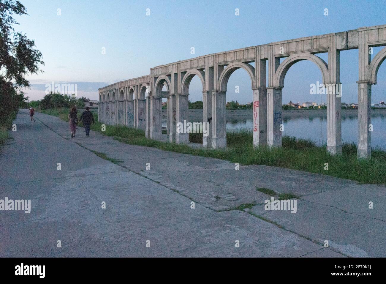 Promenade et colonnes voûtées néo-classiques sur le lac Mill, un réservoir d'eau artificielle, Bucarest, Roumanie Banque D'Images