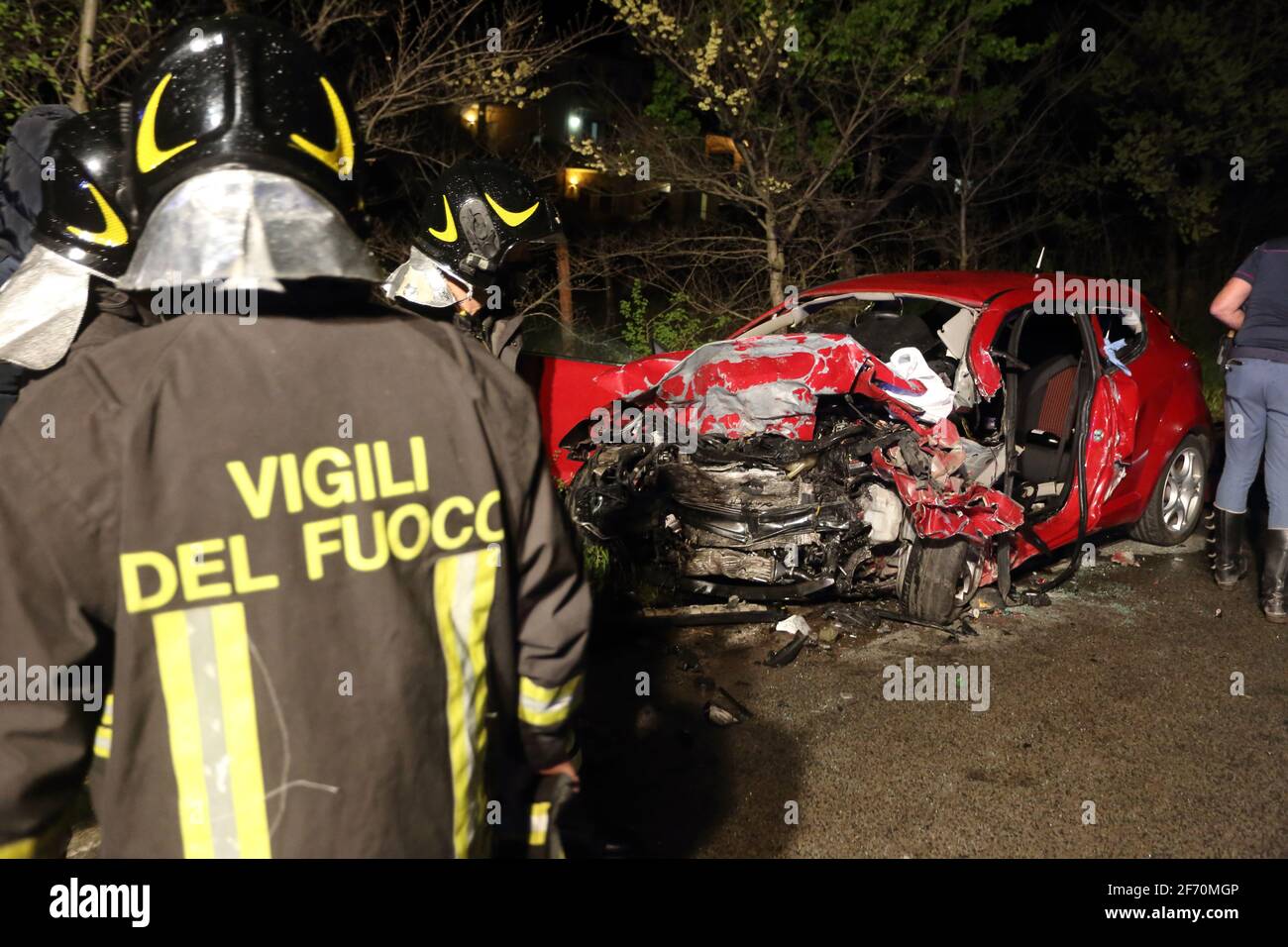 San Vittore del Lazio, Italia - 4 aprile 2021: Tragedia di Pasqua sulla via Casilina tra San Vittore del Lazio e San Pietro Invine, muoiono 4 persone di Mignano Montelungo Banque D'Images