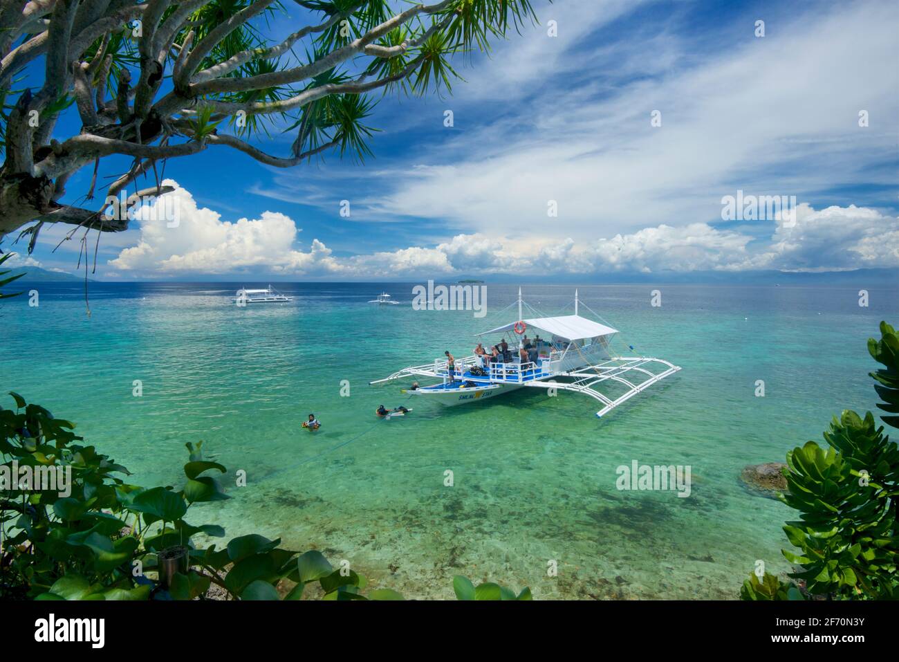 Diveboat dans les eaux au large de Moalboal, une station de plongée populaire sur l'île de Cebu, aux Philippines. Plage de Panagsama. Banque D'Images