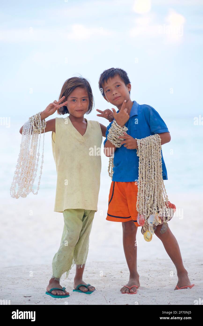 Jeunes enfants philippins vendant des colliers de coquillages sur la plage  de Santa Fe, île de Balayan, Cebu, Philippines Photo Stock - Alamy