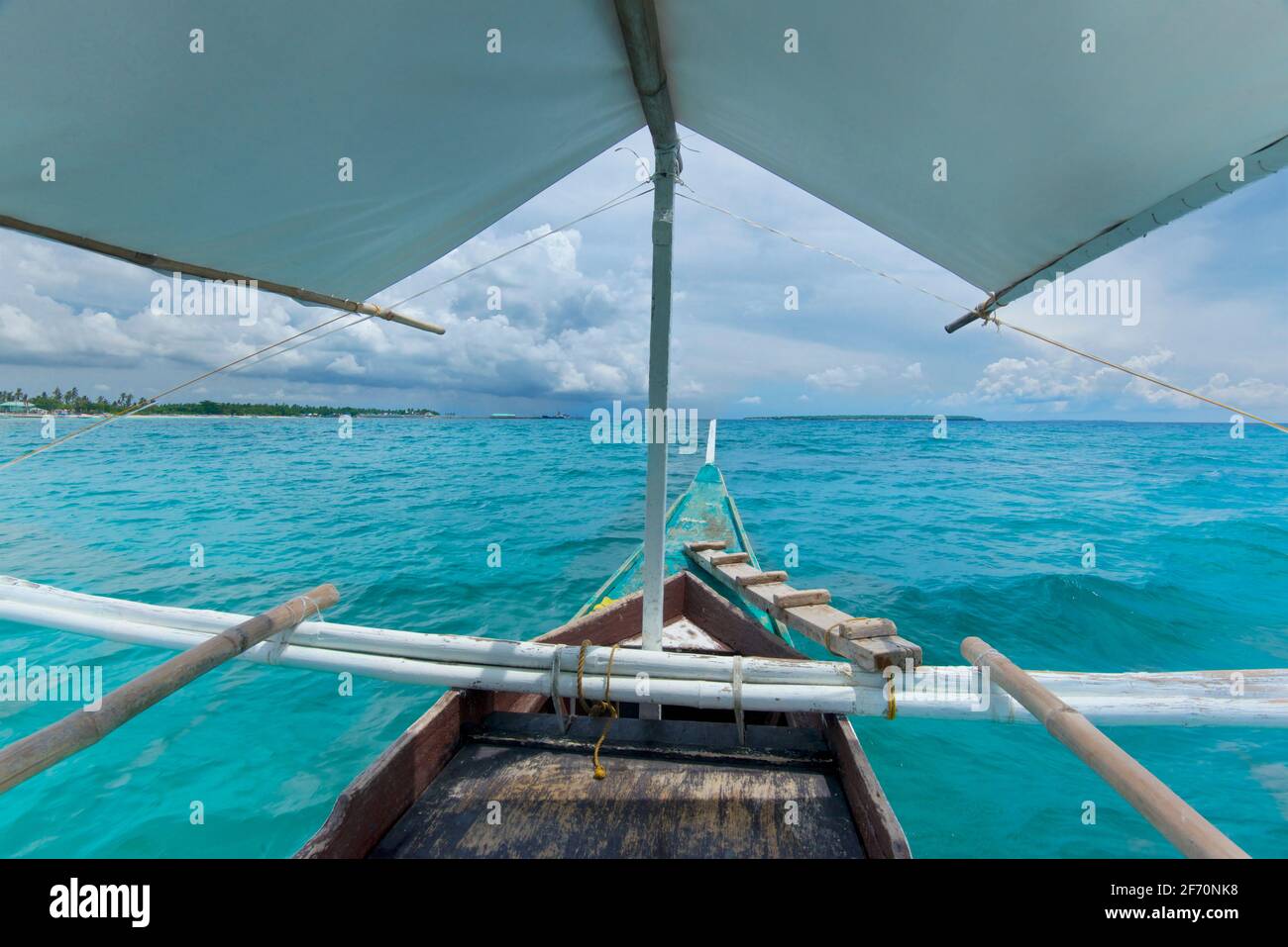 La prow sur un canot en outrigger en eau libre, la mer de Visayan entre l'île Bantayan et l'île de Sillon (également connue sous le nom de l'île Virgin), Philippines Banque D'Images