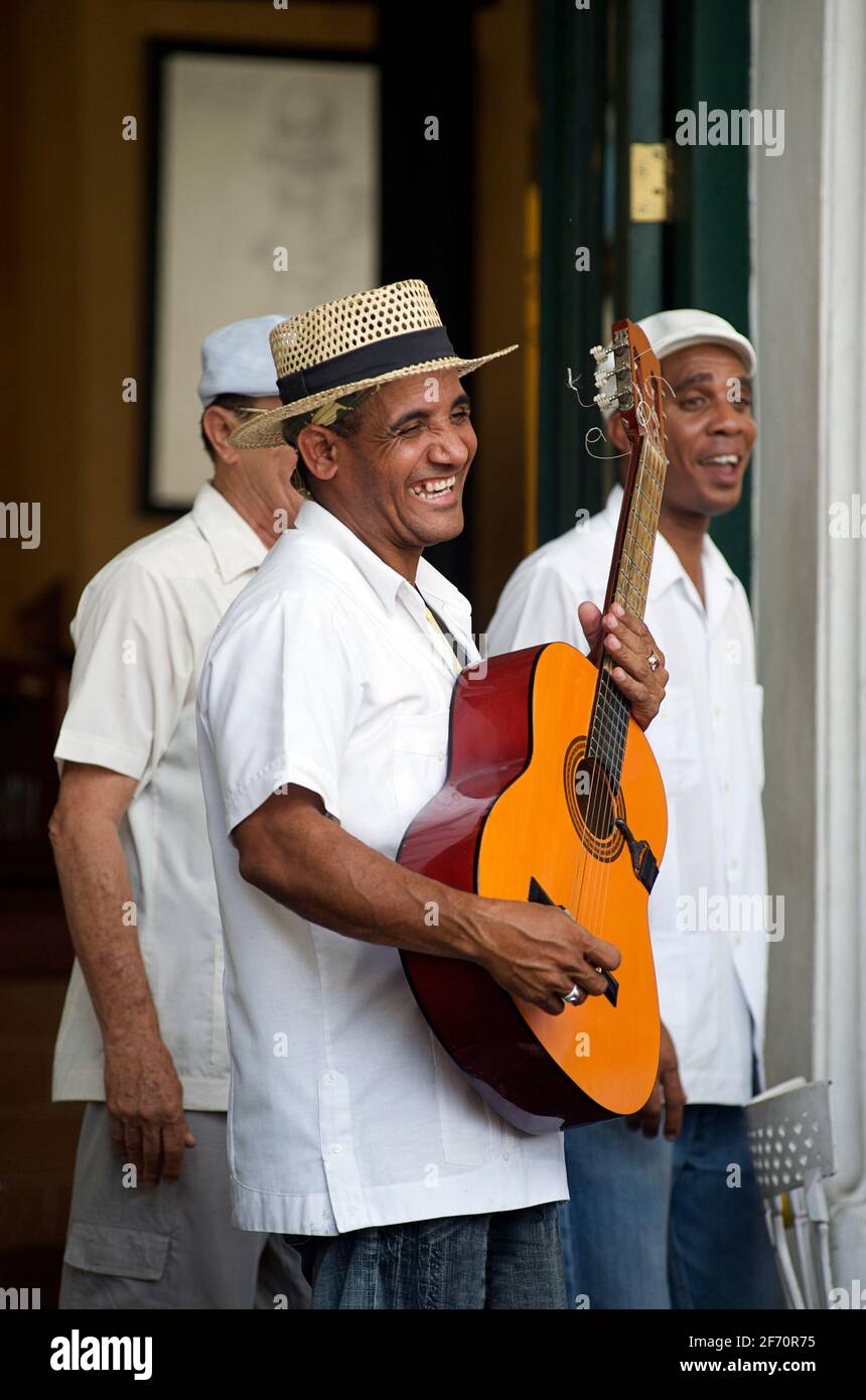 Musiciens cubains jouant au Taberna de la Muralla, Plaza Vieja, la Vieille Havane, CUBA Banque D'Images