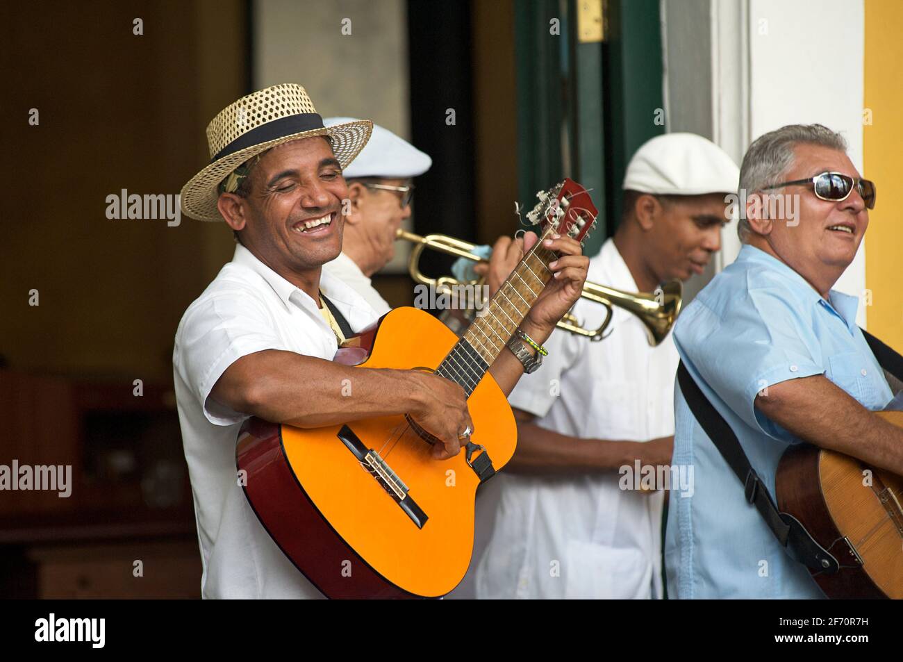 Musiciens cubains jouant au Taberna de la Muralla, Plaza Vieja, la Vieille Havane, CUBA Banque D'Images