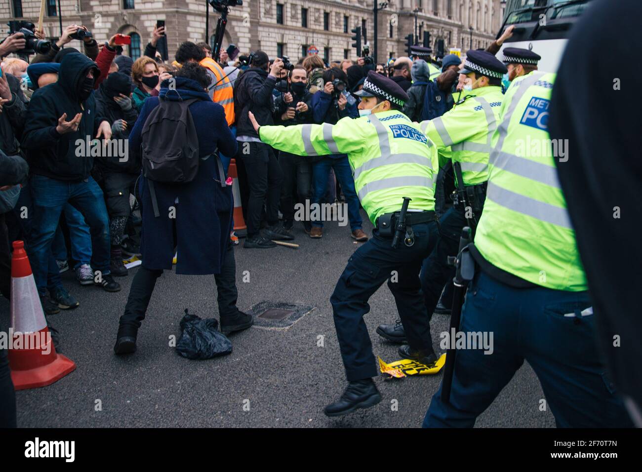 Londres, Royaume-Uni. 3 avril 2021 manifestation "Kill the Bill". Des individus de divers groupes, de la rébellion de l'extinction, de la question de la vie noire, des antifascistes et des anarchistes se sont réunis pour protester contre le projet de loi sur la police, la criminalité, la détermination de la peine et les tribunaux proposé par les gouvernements. Le projet de loi propose de limiter le droit de protestation. Une marche de Hyde Park à Parliament Square a eu lieu et a culminé avec un rassemblement où les orateurs étaient Jeremy Corbyn. Plus tard, des escarmouches ont éclaté entre la police et une petite bande d'anarchistes qui ont ensuite défilé à Charing Cross avec un certain nombre d'arrestations et quelques dommages aux casiers en cours Banque D'Images