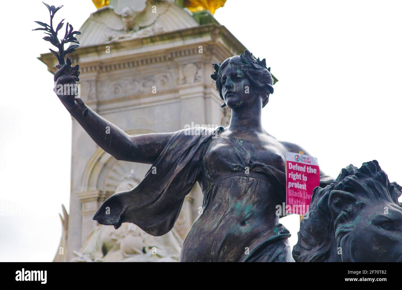 Londres, Royaume-Uni. 3 avril 2021 manifestation "Kill the Bill". Des individus de divers groupes, de la rébellion de l'extinction, de la question de la vie noire, des antifascistes et des anarchistes se sont réunis pour protester contre le projet de loi sur la police, la criminalité, la détermination de la peine et les tribunaux proposé par les gouvernements. Le projet de loi propose de limiter le droit de protestation. Une marche de Hyde Park à Parliament Square a eu lieu et a culminé avec un rassemblement où les orateurs étaient Jeremy Corbyn. Plus tard, des escarmouches ont éclaté entre la police et une petite bande d'anarchistes qui ont ensuite défilé à Charing Cross avec un certain nombre d'arrestations et quelques dommages aux casiers en cours Banque D'Images