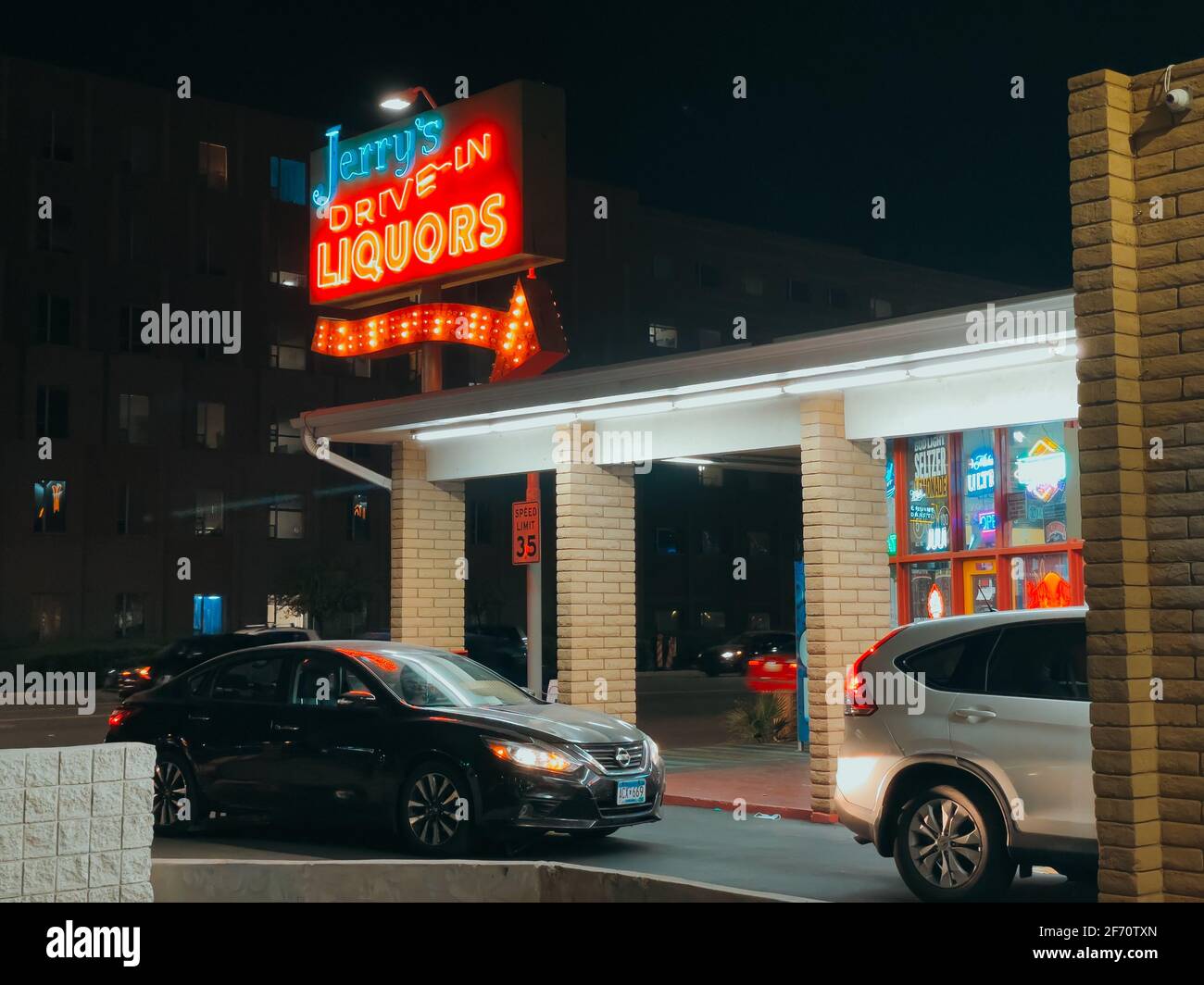 Un panneau lumineux sur le magasin d'alcool drive-in de Jerry à Phoenix, Arizona, États-Unis Banque D'Images