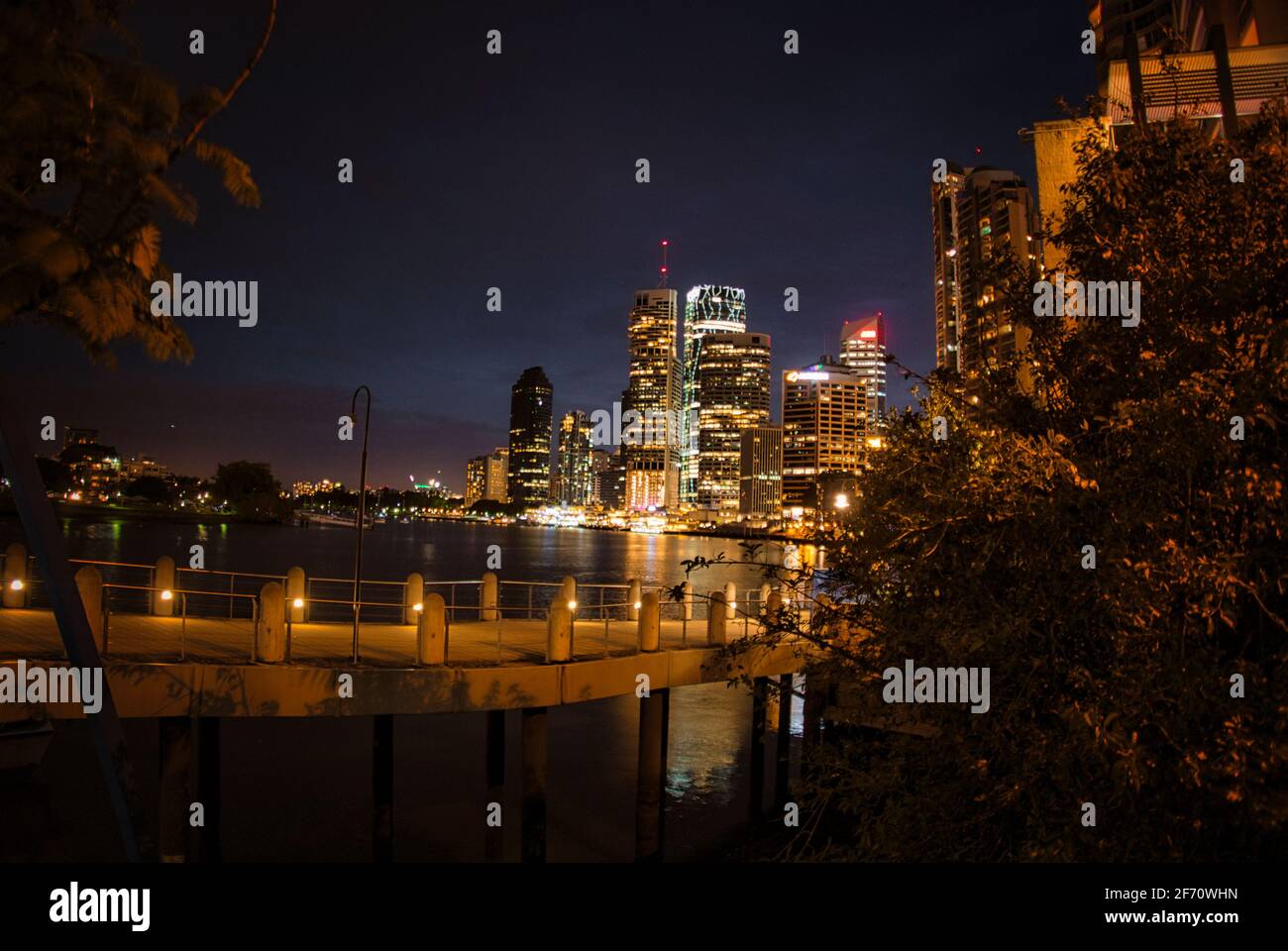 Vue de nuit sur Story Bridge à Brisbane. Photo de haute qualité Banque D'Images