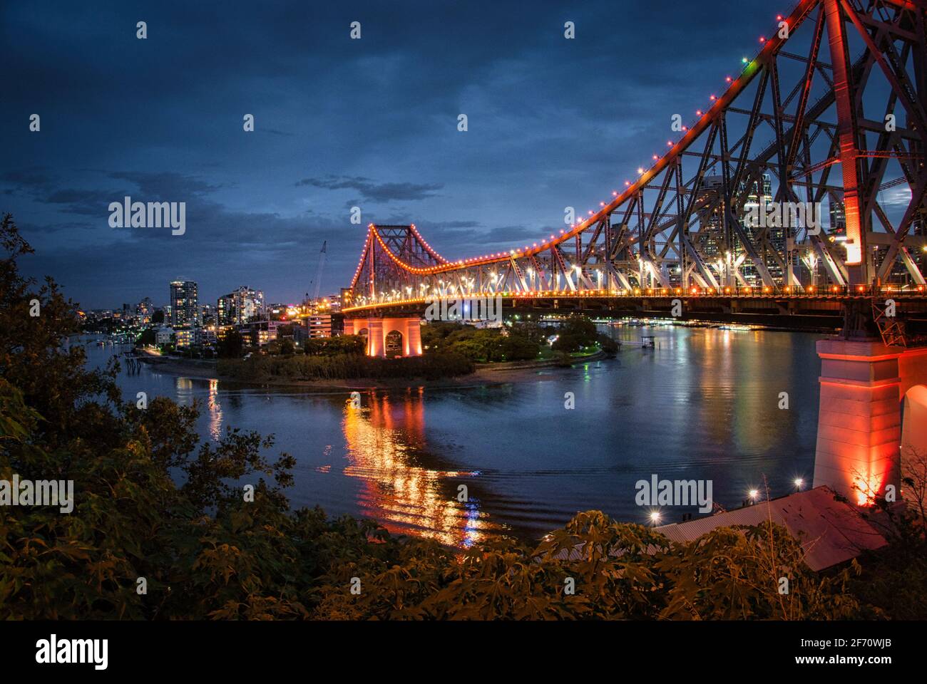 Vue de nuit sur Story Bridge à Brisbane. Photo de haute qualité Banque D'Images