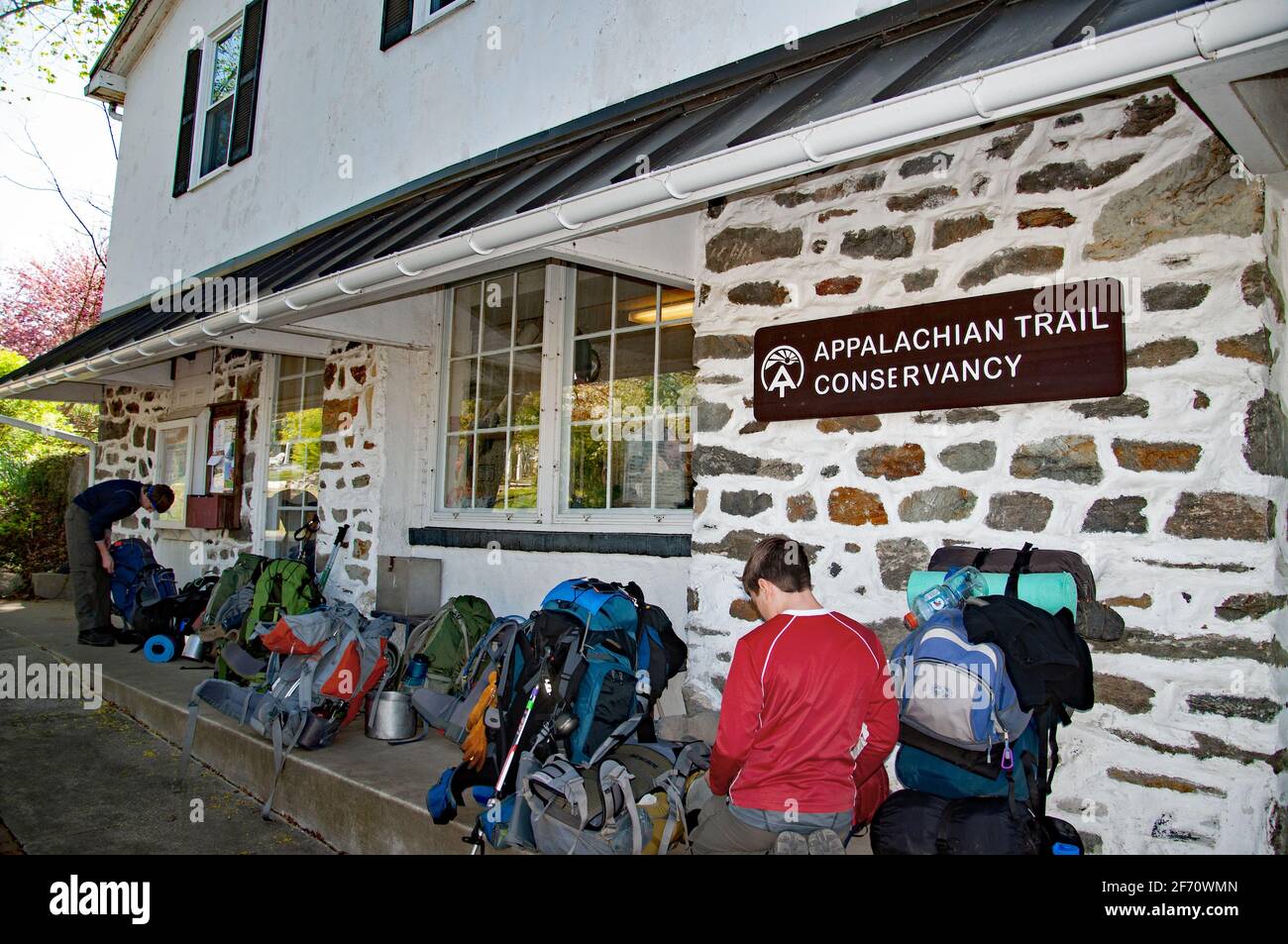 Backpackers et équipement à l'extérieur de Appalachian Trail Conservancy, Harper's Ferry, Virginie occidentale, États-Unis Banque D'Images