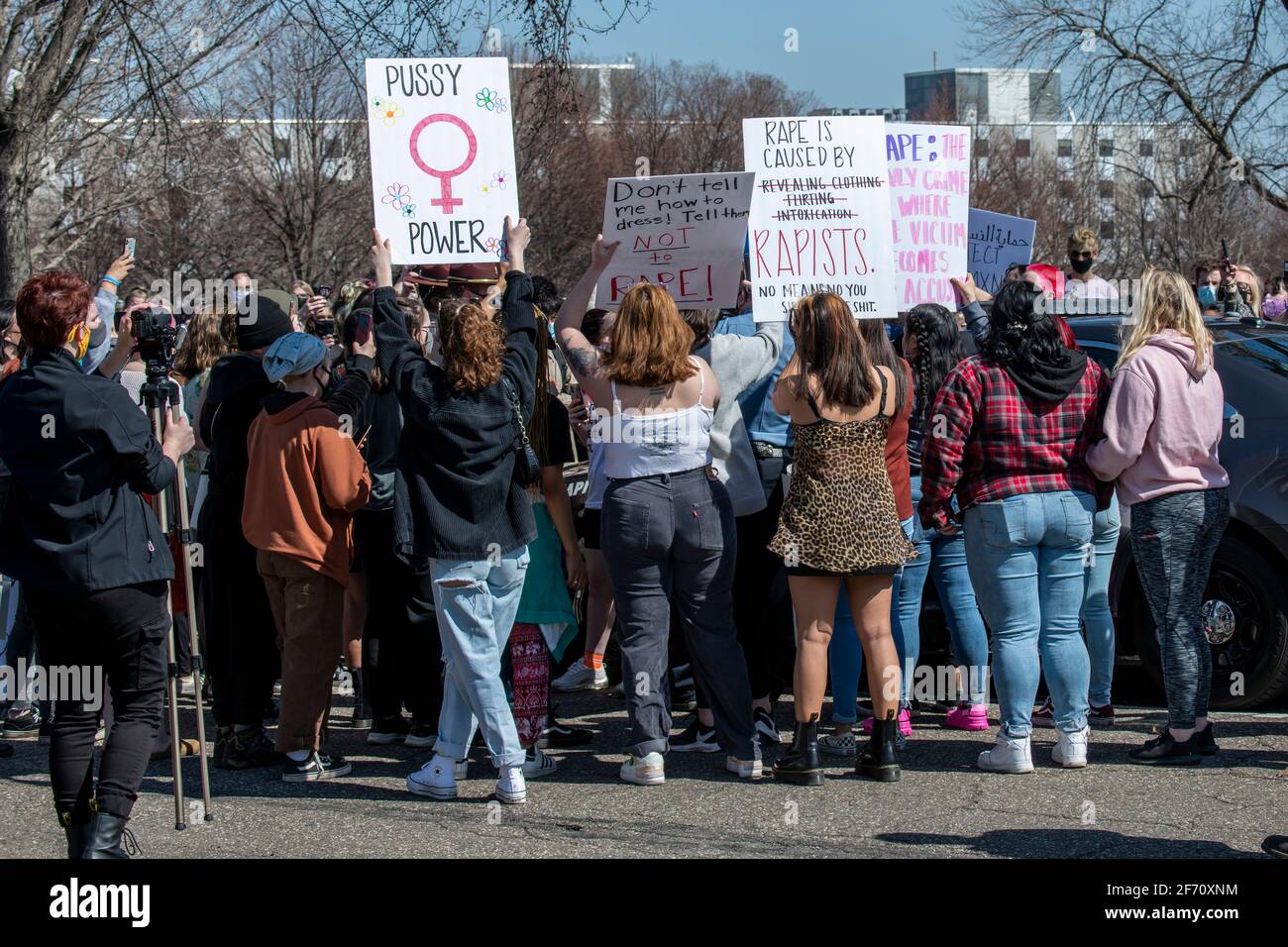 St. Paul, Minnesota. Les droits des femmes protestent. Les manifestants entourent une voiture de police après que l'un d'eux a été arrêté pour agression contre un manifestant pour remarque Banque D'Images