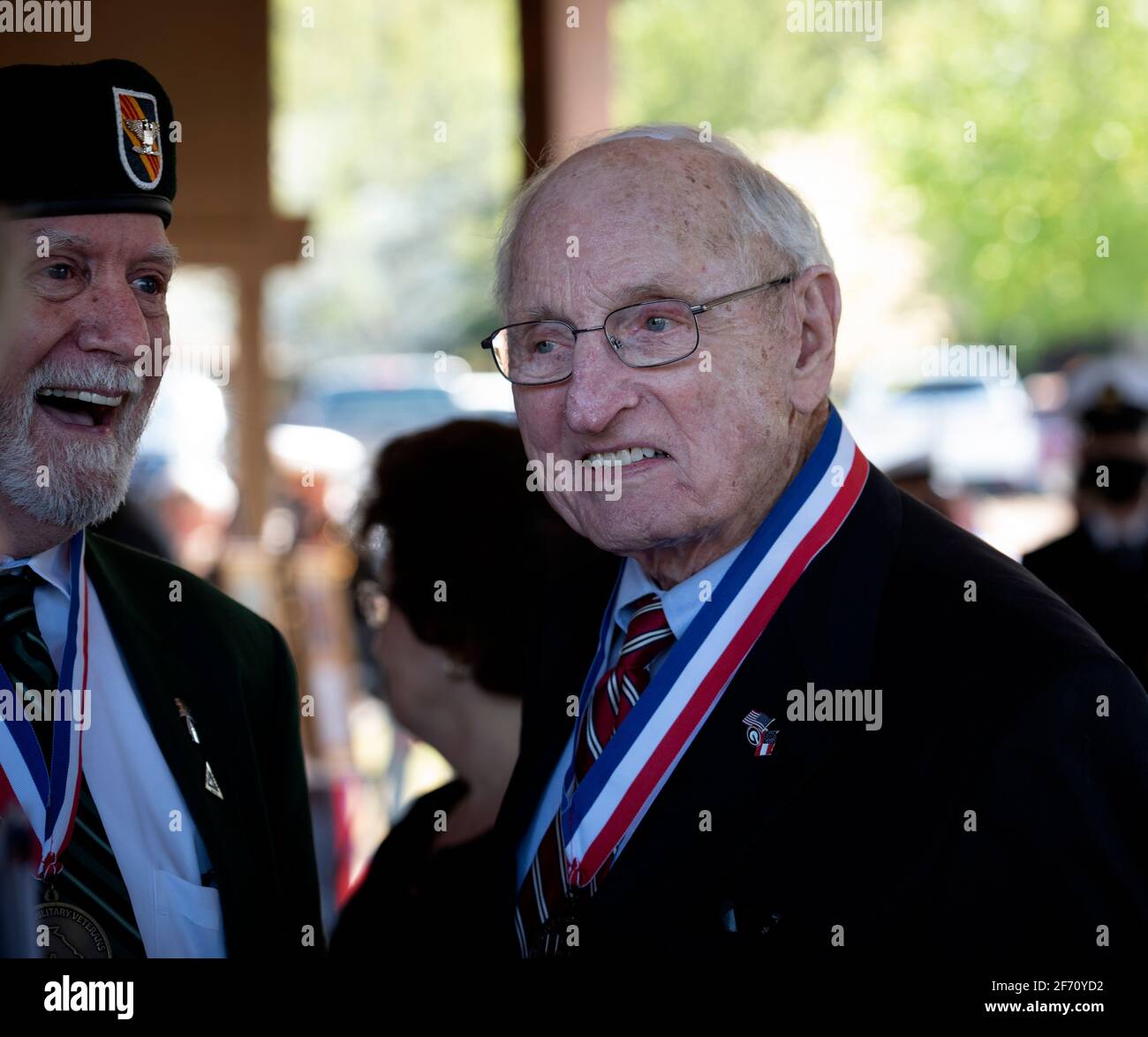 Johns Creek, GA, États-Unis. 3 avril 2021. VINCE DOOLEY, 88 ans, entraîneur de football légendaire de l'Université de GeorgiaÃs et directeur de l'athlétisme, a été intronisé au Temple de la renommée militaire de GeorgiaÃs le 3 avril. Dooley a servi comme capitaine dans le corps des Marines des États-Unis et a été reconnu pour son « leadership et son service désintéressé à l'humanité ». Il a pris sa retraite de l'UGA en 2004.photo : Dooley discute avec les invités lors de la cérémonie d'induction crédit : Robin Rayne/ZUMA Wire/Alay Live News Banque D'Images