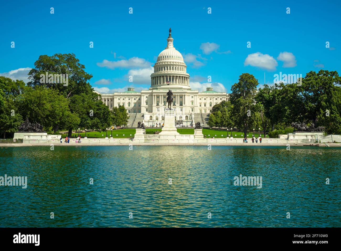 Le bâtiment du Capitole des États-Unis et les arbres se reflètent dans la piscine du Capitole lors d'une journée d'été ensoleillée à Washington, D.C. Banque D'Images