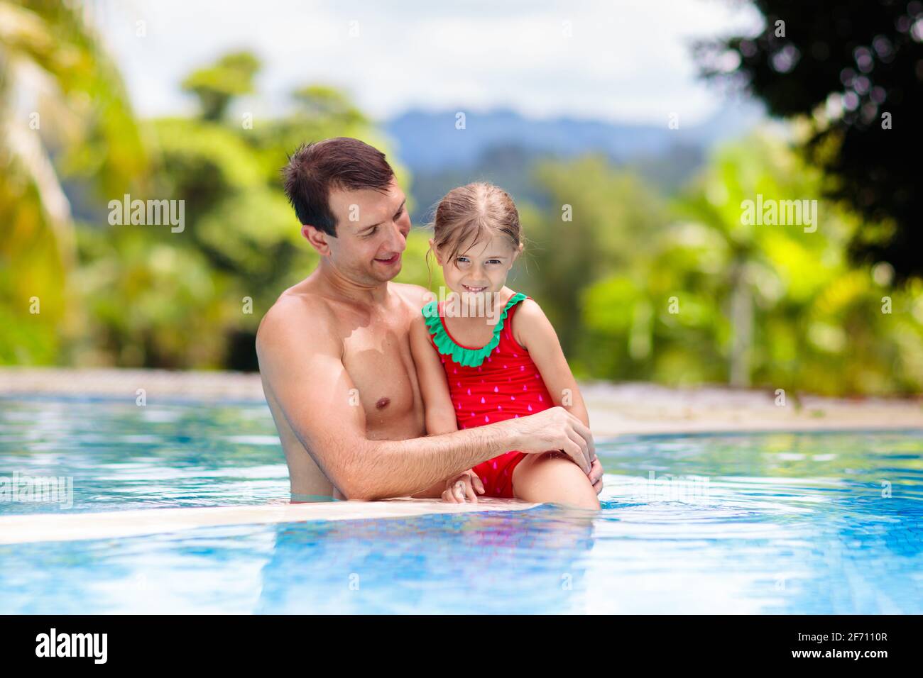 Père et enfant à la piscine. Papa et enfants nagent dans un complexe