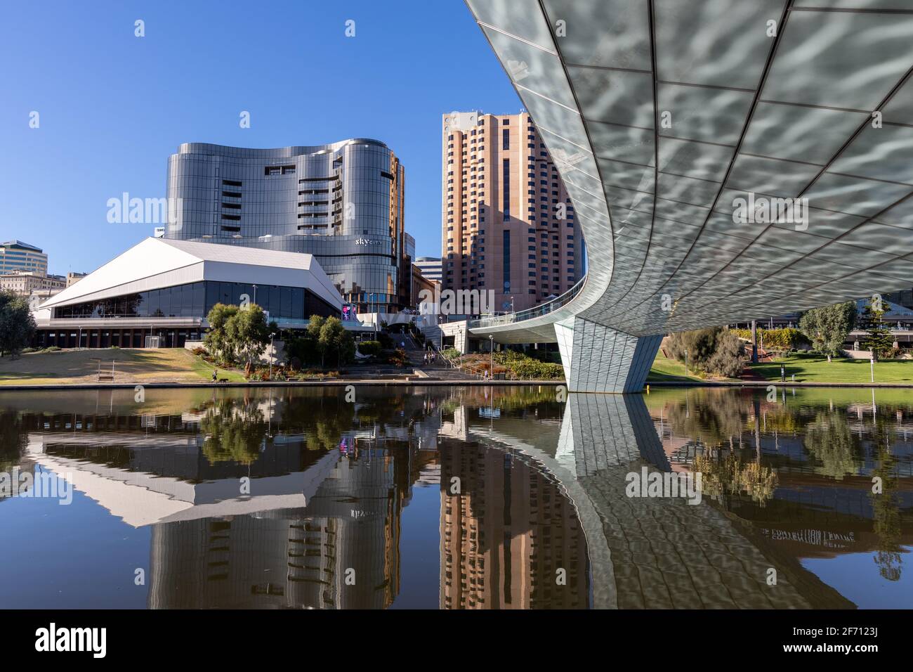 Adelaide paysage urbain reflétant dans la rivière torrens dans le sud d'adélaïde australie le 2 avril 2021 Banque D'Images